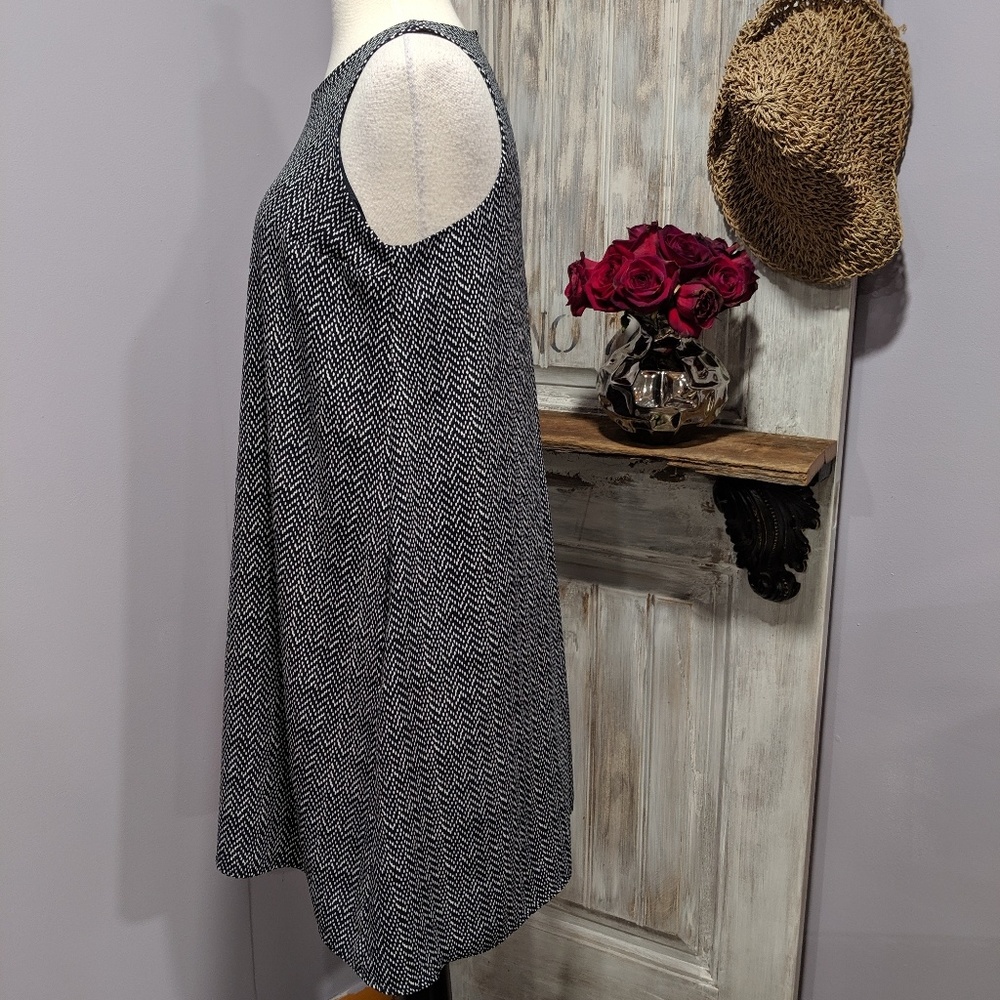 SOLD💙Gap sleeveless shift dress, navy/white dots - Picture 2 of 8